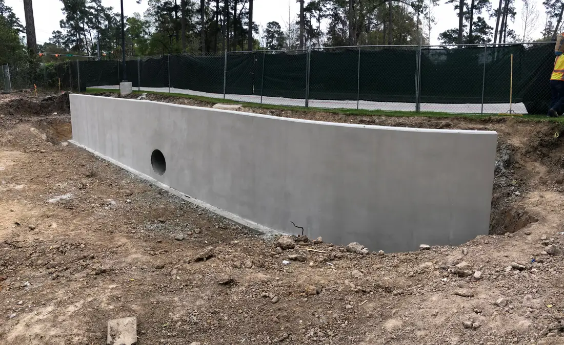 Concrete retaining wall with drainage — structural project